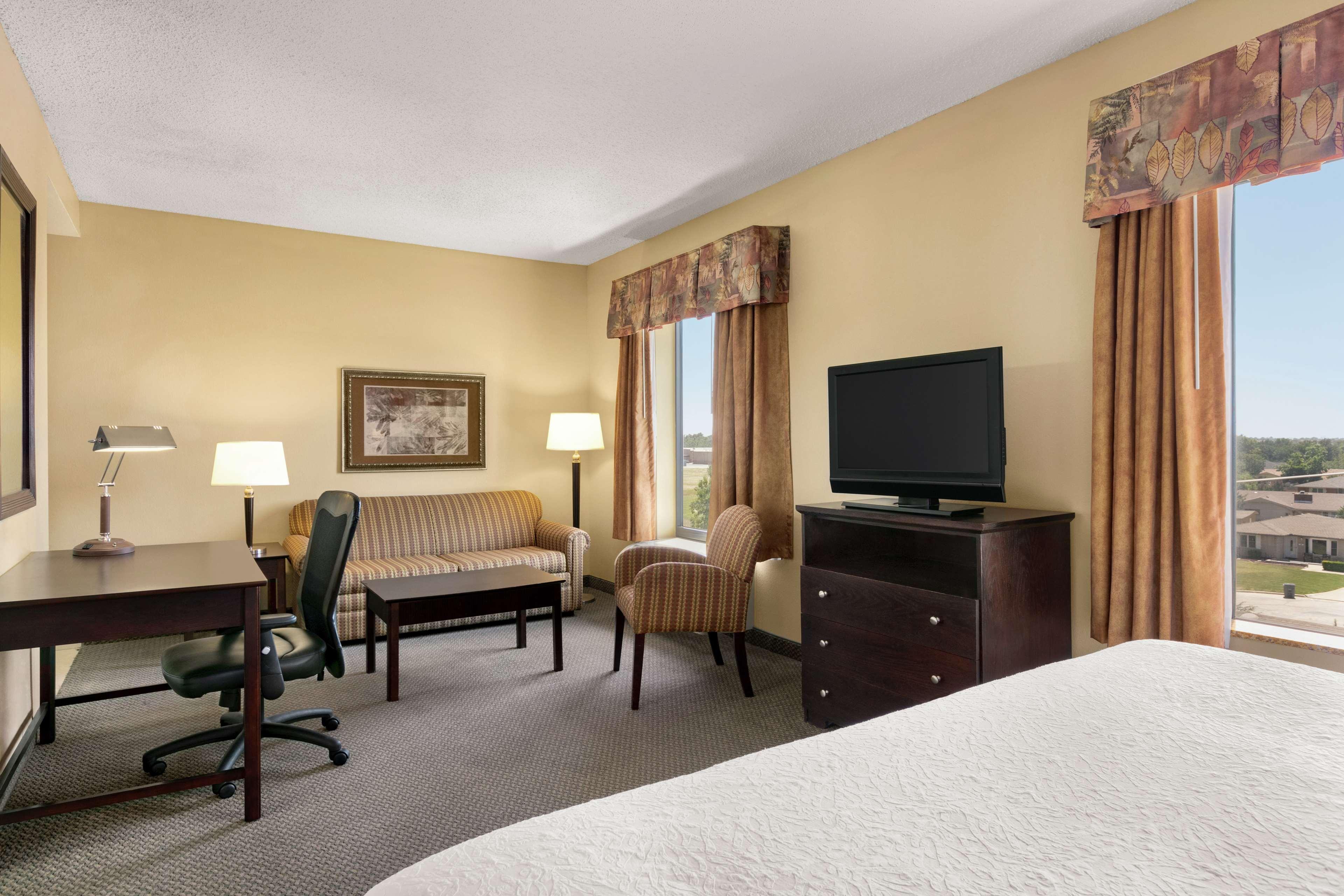 Hampton Inn & Suites Лоутън Екстериор снимка