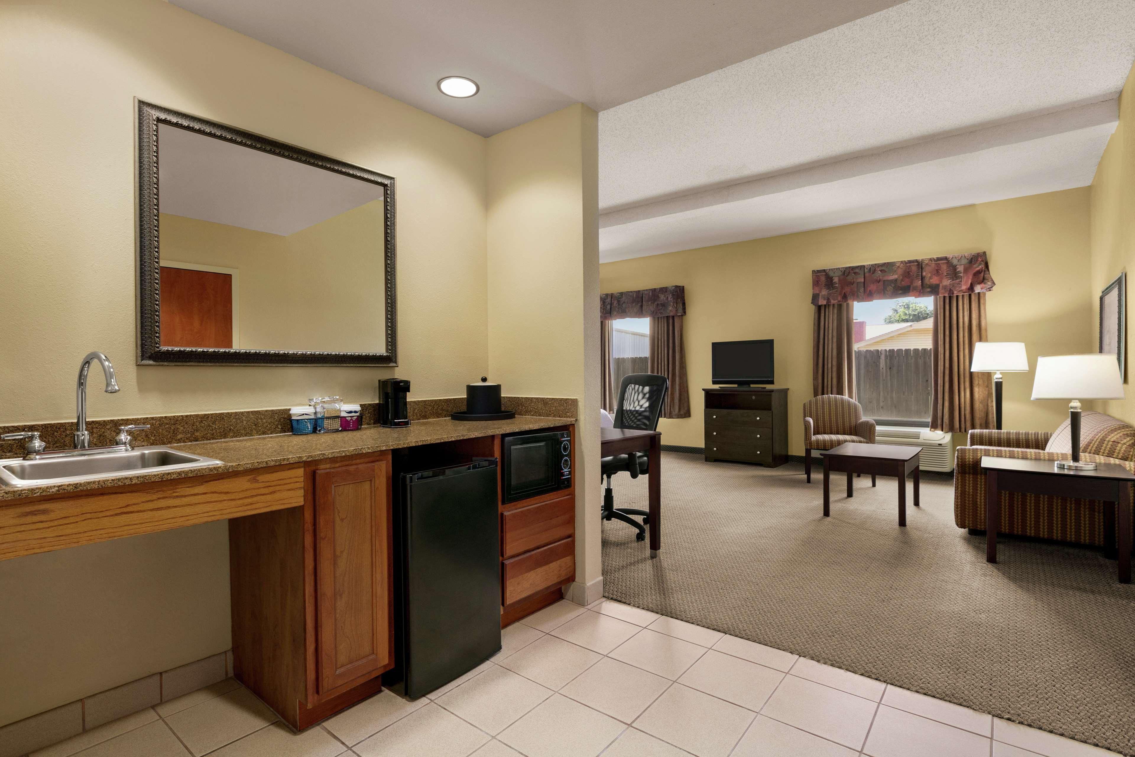 Hampton Inn & Suites Лоутън Екстериор снимка
