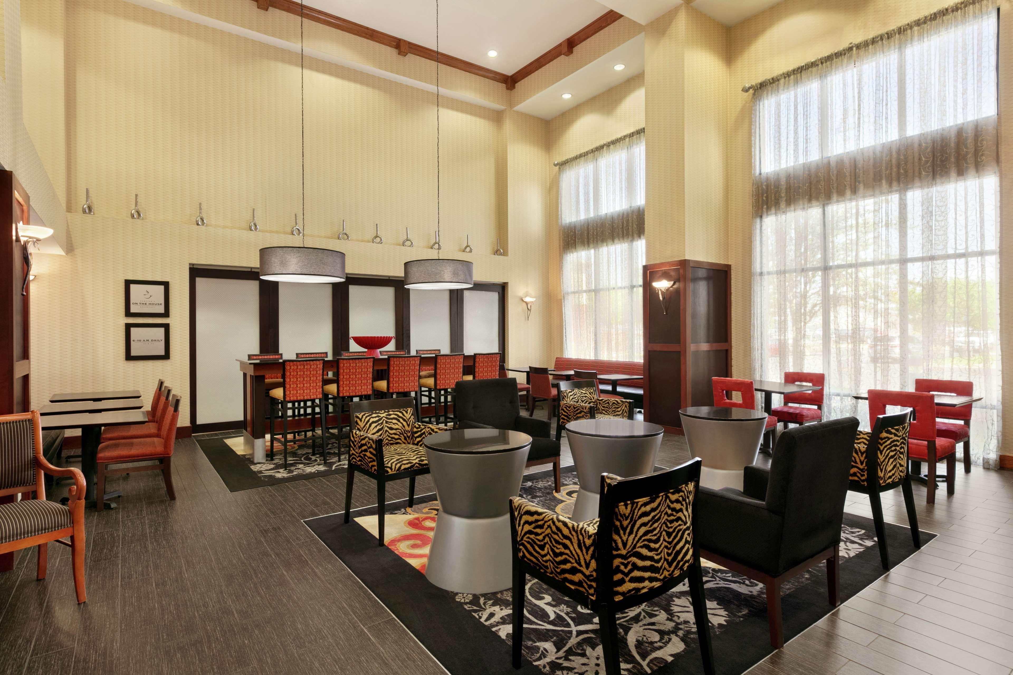Hampton Inn & Suites Лоутън Екстериор снимка