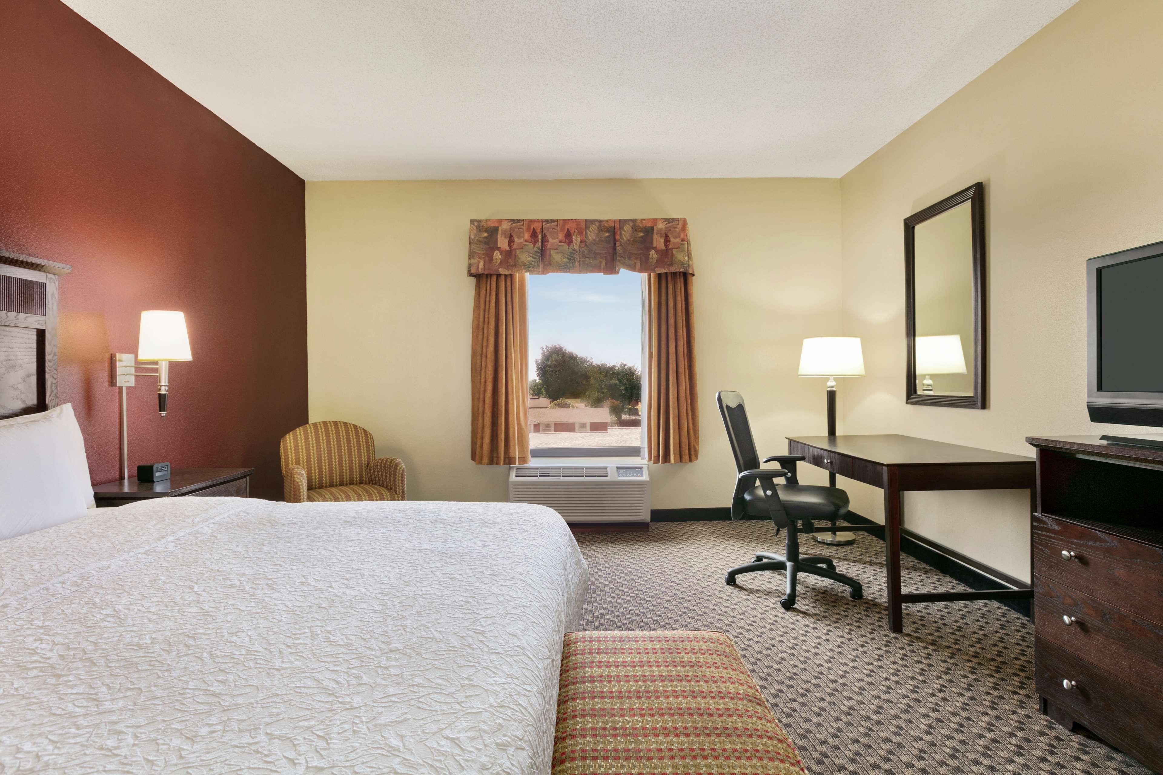 Hampton Inn & Suites Лоутън Екстериор снимка