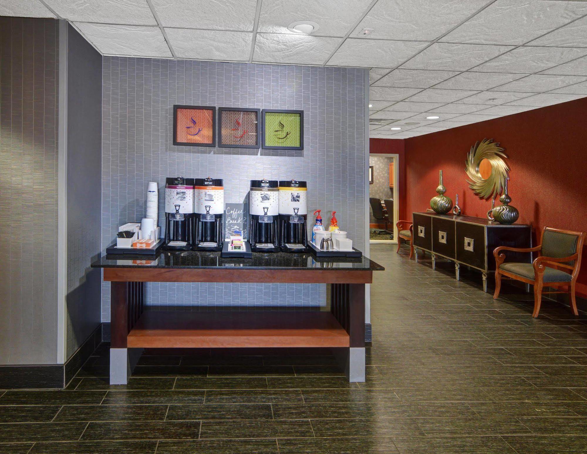 Hampton Inn & Suites Лоутън Екстериор снимка