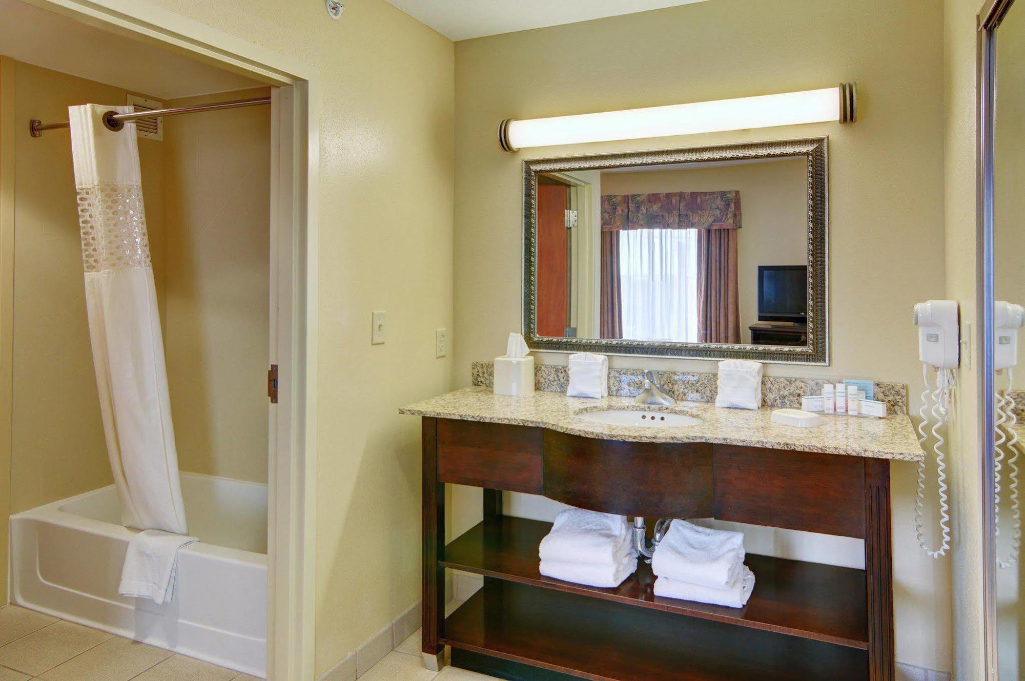 Hampton Inn & Suites Лоутън Екстериор снимка
